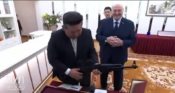 Лукашенко подарил Ким Чен Ыну автомат 