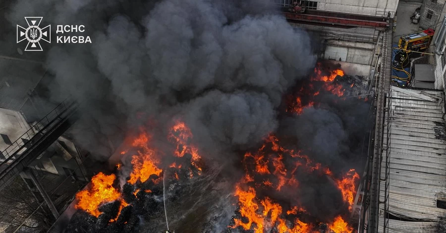 В Киеве возгорание мусора переросло в масштабный пожар - огонь уже охватил около 2000 м²