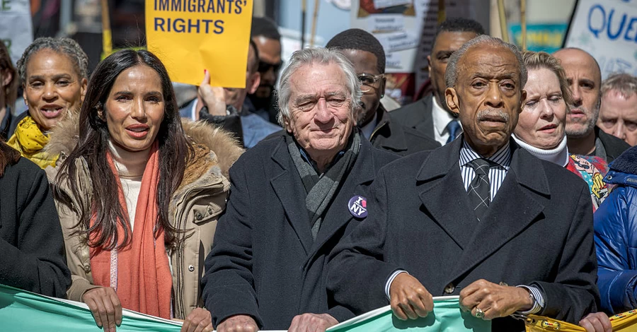 Роберт Де Ниро и Джимми Киммел посетили протесты против Трампа в США