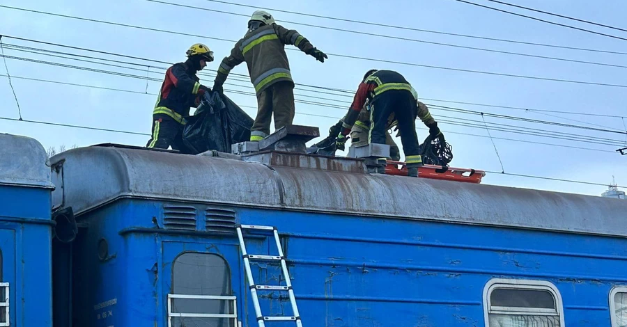 В Киеве подросток погиб на крыше поезда, еще двоих госпитализировали