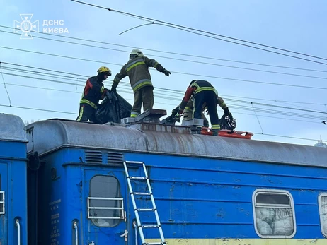 У Києві підліток загинув на даху потяга, ще двох госпіталізували
