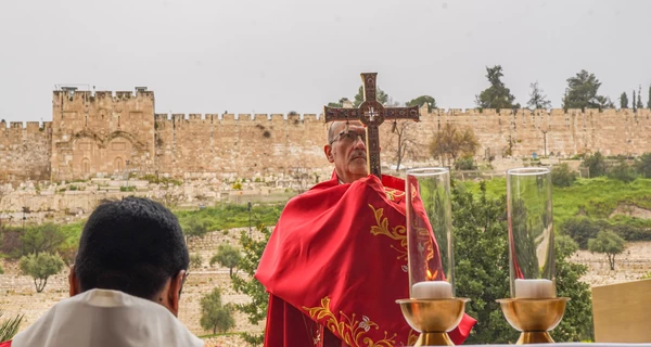 Израиль впервые за столетие не пустил католиков в храм Гроба Господня в Вербное воскресенье