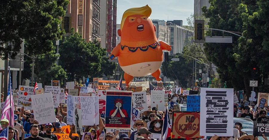 США на грани бунта: 8 миллионов человек снова вышли на улицы против 