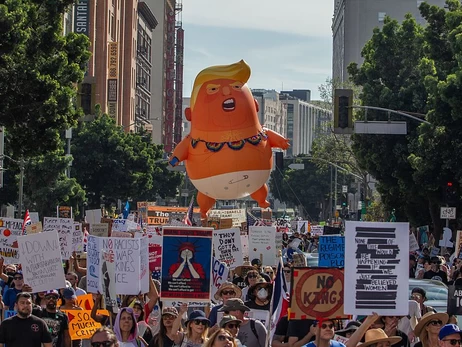 США на межі бунту: 8 мільйонів людей знову вийшли на вулиці проти 