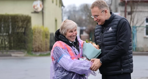 Во Львове в седьмой раз выбрали лучшего дворника, свой выигрыш женщина передала ВСУ