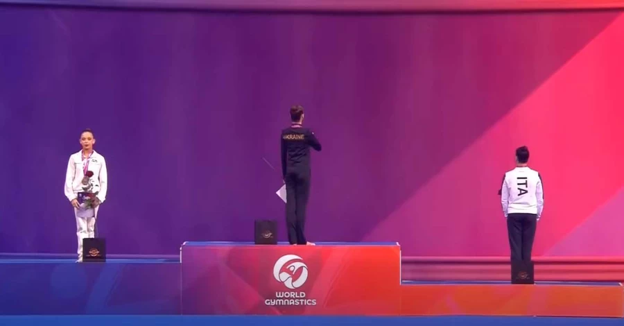 На Кубку світу російська гімнастка демонстративно відвернулася від прапора України – заява УФГ