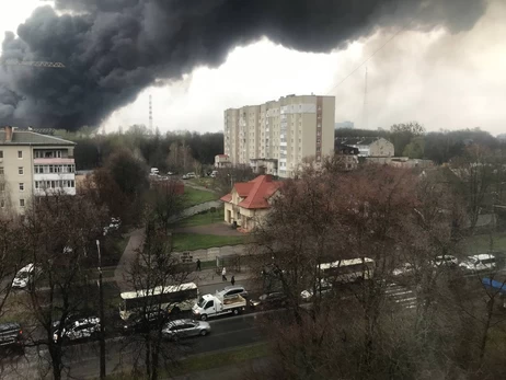 Жителям Луцка посоветовали не выходить на улицу из-за масштабного пожара после российского удара