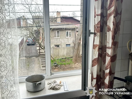 В Ровно пенсионерка выпала со второго этажа, когда мыла окна – врачи не смогли ее спасти