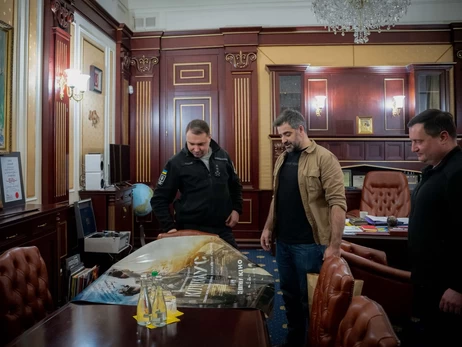 Пластинка The Prodigy, книги и иконы – как выглядит кабинет Буданова в Офисе президента