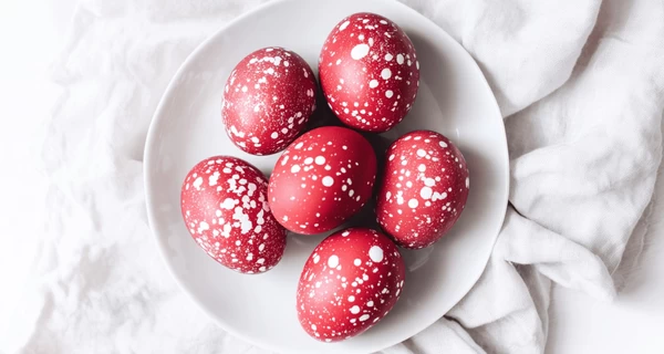 Сучасні тренди крашанок із соцмереж: мармурові, золоті і пофарбовані буряком у стилі Барбі