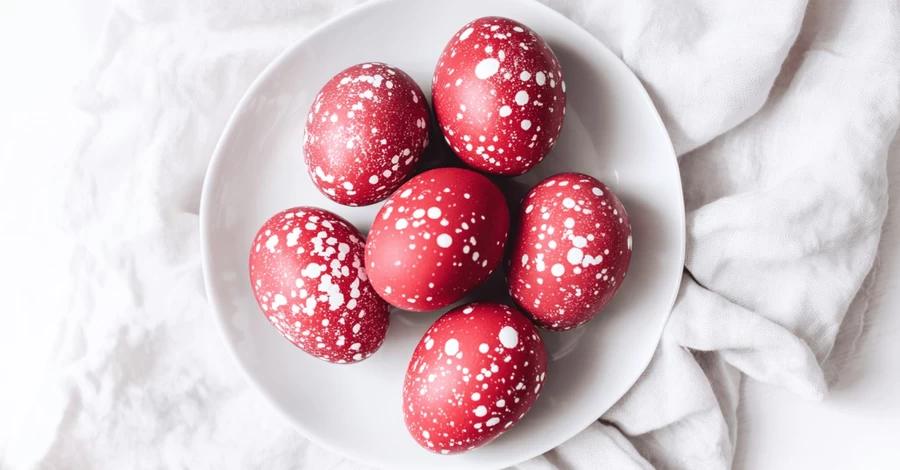 Современные тренды пасхальных яиц из соцсетей: мраморные, золотые и окрашенные свеклой в стиле Барби