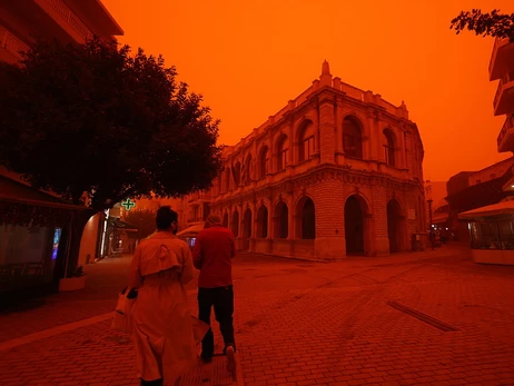 Остров Крит накрыла песчаная буря из Сахары и он стал красным