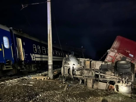 На Харківщині вантажівка протаранила поїзд, вагони зійшли з рейок