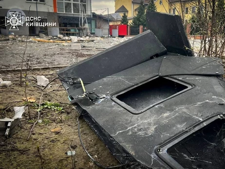 На Київщині російський дрон впав між дитсадком і школою, є загиблий