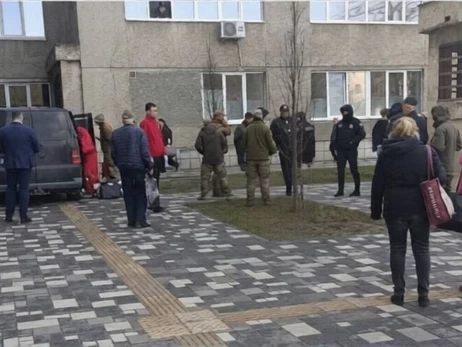 Во Львове неизвестный ударил ножом в шею сотрудника ТЦК, военный погиб