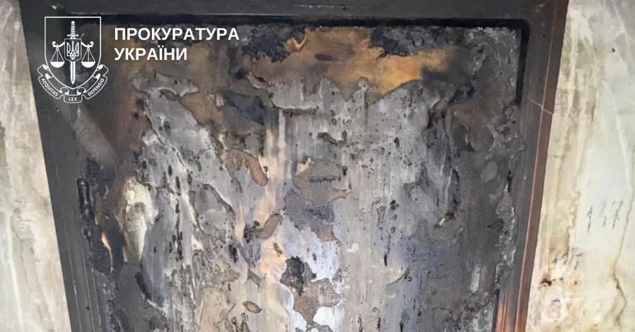 У Києві жінка підпалила двері знайомих через ревнощі та сварки - вона під вартою