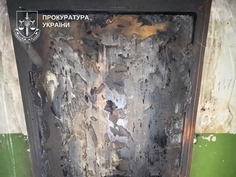 В Киеве женщина подожгла двери знакомых из-за ревности и ссор – она под стражей