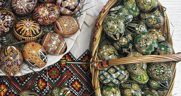 Писанка для початківців: зірка та гілочки - візерунок і червоний колір як символ життя
