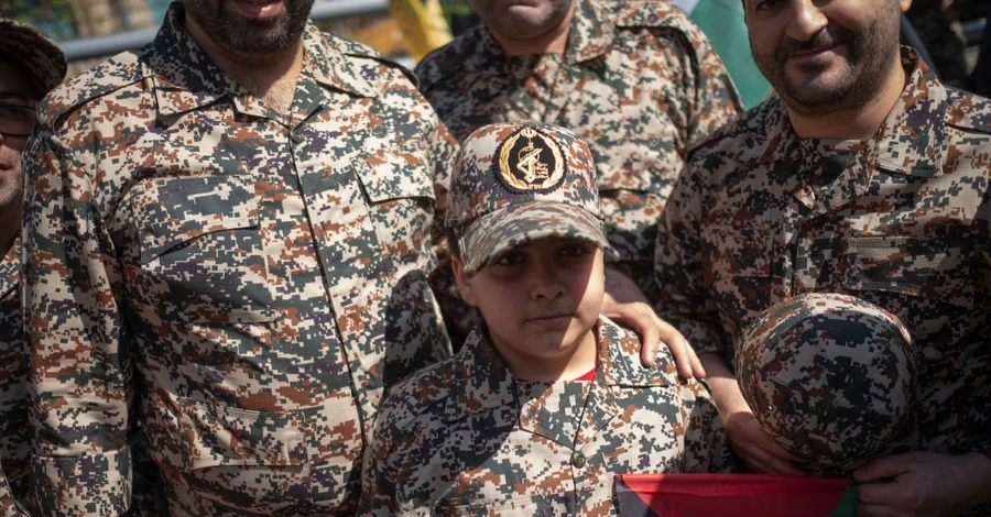 12-летние дети на службе в ополчении Ирана: что делают подростки на войне