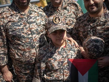 12-летние дети на службе в ополчении Ирана: что делают подростки на войне