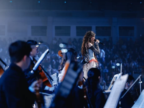 Шоу Jerry Heil во Дворце Спорта: круг весом три тонны, платья от FROLOV и кавер на Ивасюка