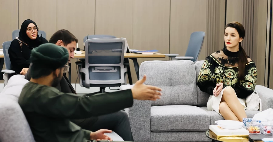 Хохлома, а не петриковка? В сети снова обсуждают наряд посла Украины в Омане