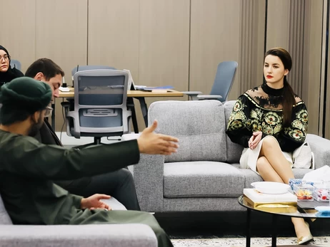 Хохлома, а не петриківка? У мережі знову обговорюють вбрання посла України в Омані