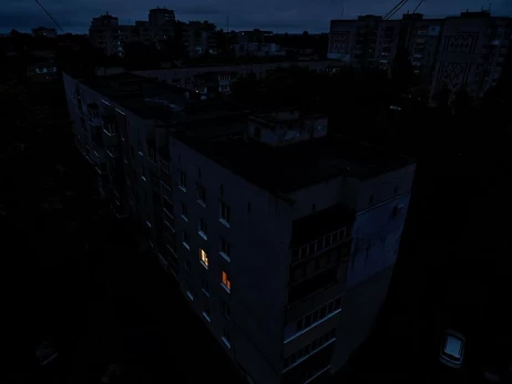 До України через хмарну погоду та нові обстріли повернулися відключення світла