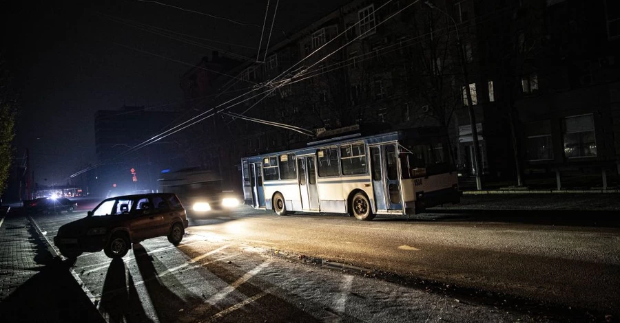 Без світла та зв'язку: в окупованих містах Донбасу тепер немає не лише води