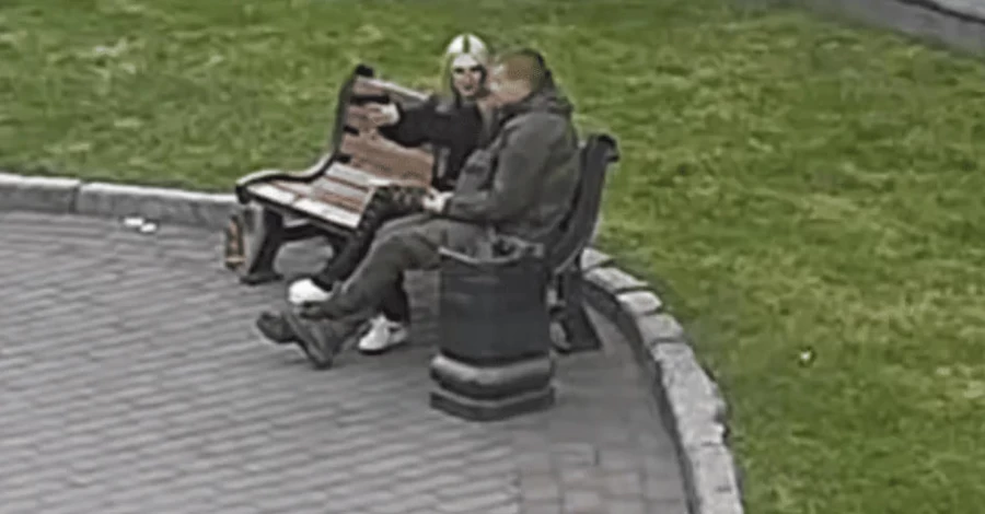 В центре Луцка девушка устроила хаотичную стрельбу - пуля попала в автобус с пассажирами