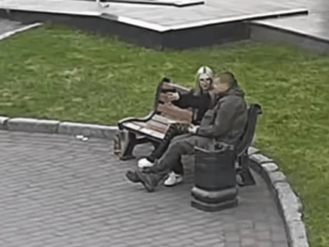 В центре Луцка девушка устроила хаотичную стрельбу - пуля попала в автобус с пассажирами