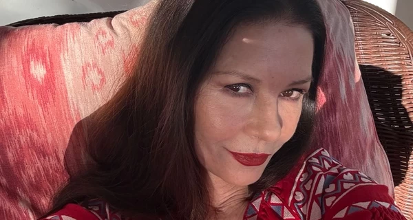 Кетрін Зета-Джонс відсвяткувала Великдень у вишиванці 