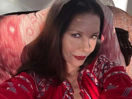 Кетрін Зета-Джонс відсвяткувала Великдень у вишиванці 