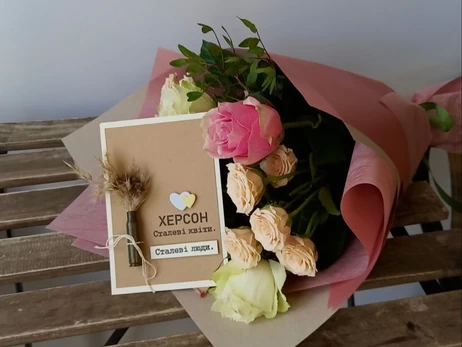 «Продавці весни» під атакою дронів: як живе квітковий бізнес прифронтового Херсону