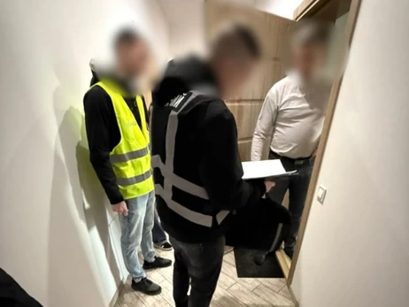 З України випускали чоловіків під виглядом 