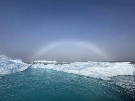Українські полярники поділилися неймовірними фото білої веселки
