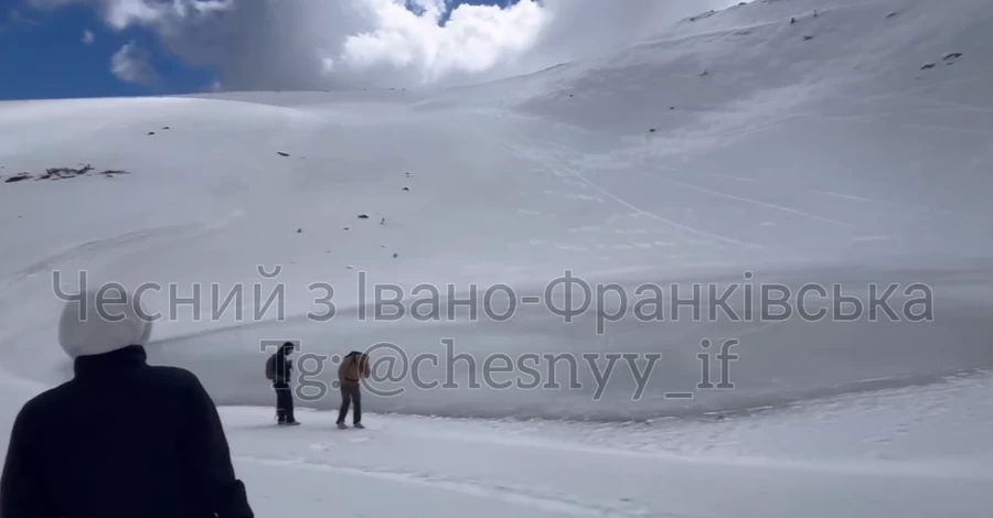 Среди апреля на Прикарпатье замерзло озеро Несамовыте