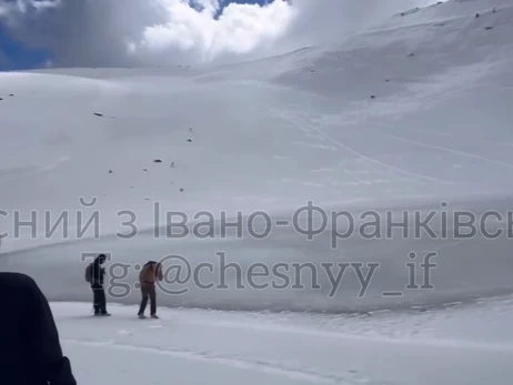 Среди апреля на Прикарпатье замерзло озеро Несамовыте