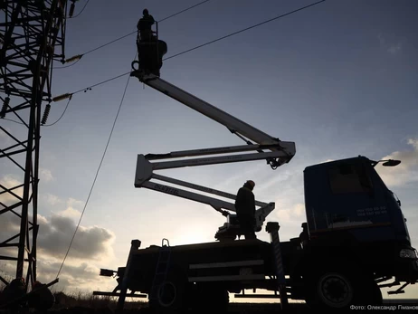 У суботу відключатимуть світло за графіками лише кілька годин