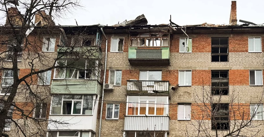 Российский дрон попал в крышу многоэтажки в Сумах