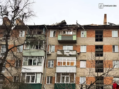 Російський дрон влучив у дах багатоповерхівки в Сумах