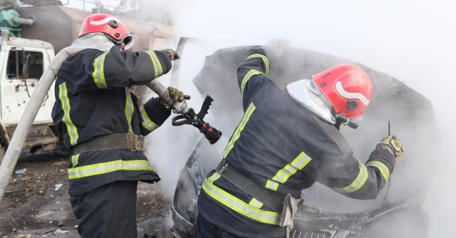 У Нікополі РФ вдарила дронами по вантажівках - один із водіїв загинув