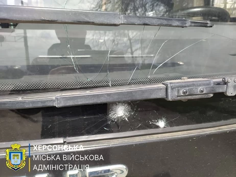 У Херсоні війська РФ атакували дронами маршрутку та легковик, є постраждалі