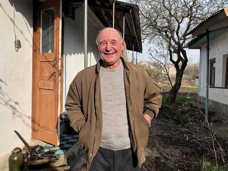 По Києву з курочками і мигалками: 69-річний переселенець розповів історію евакуації на старому ВАЗі