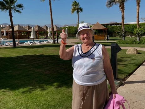 Вместо сумки «на смерть» собрала чемодан в Египет: пани Ольга в 85 лет впервые села в самолет