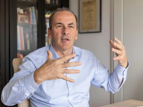 Танец будущего министра здравоохранения Венгрии стал вирусным, он отреагировал