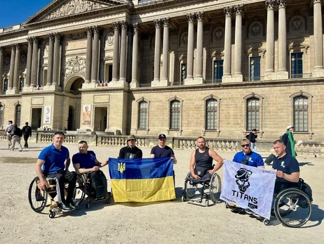 Украинские ветераны одолели 42 км на колесных креслах на марафоне в Париже