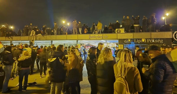 В Будапеште толпа праздновала поражение Орбана и победу Мадяра, - видео