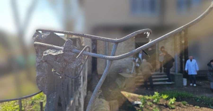 Росіяни атакували лікарню в Херсоні, постраждали медпрацівники