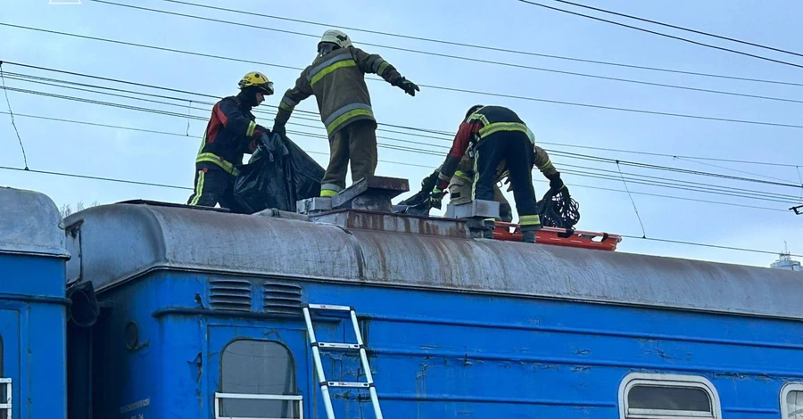 Лікарі борються за життя хлопця, який вижив після ураження струмом на даху потяга в Києві 29 березня